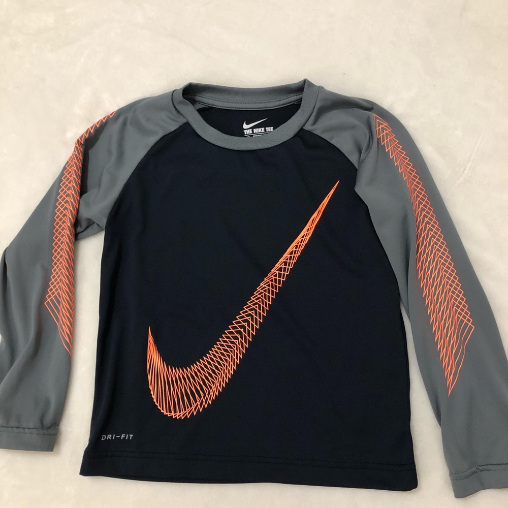 Boys 5T Nike long sleeve dri fit shirt